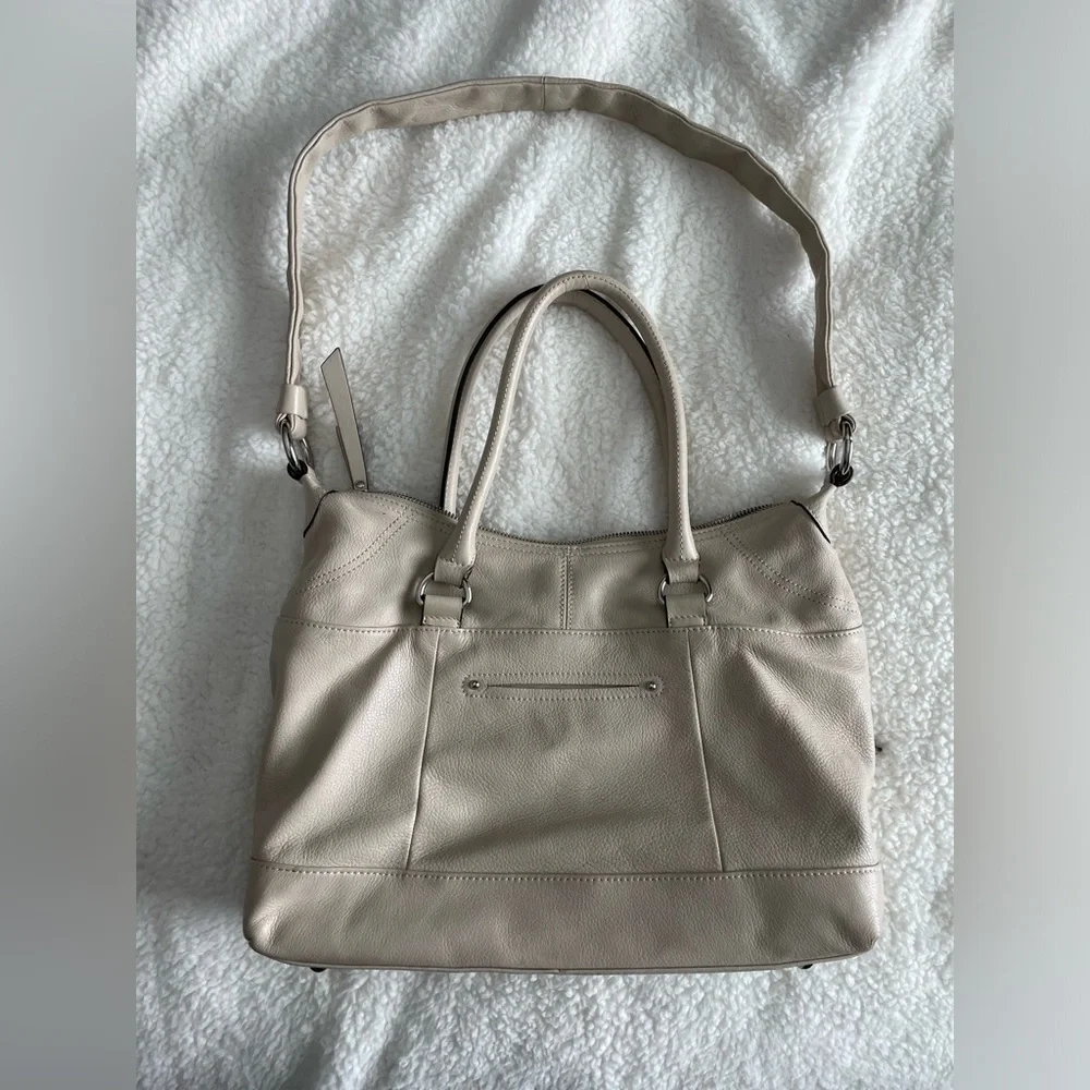 LC: ⭐️HP⭐️ B. Makowsky Leather White Cream Purse with Animal Print Inside - Picture 2 of 15